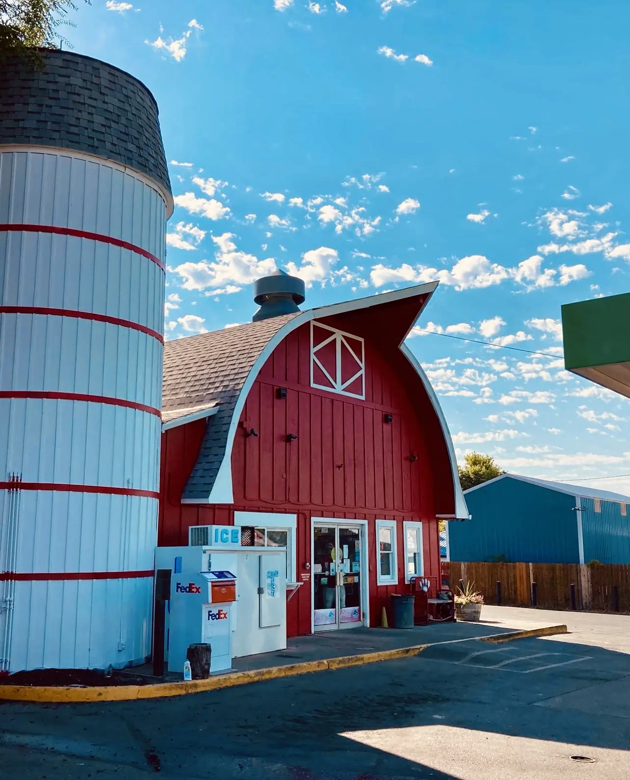 Commercial repaint of Bo's Barn Sinclair station in Weiser, ID by Glenn Painting Co